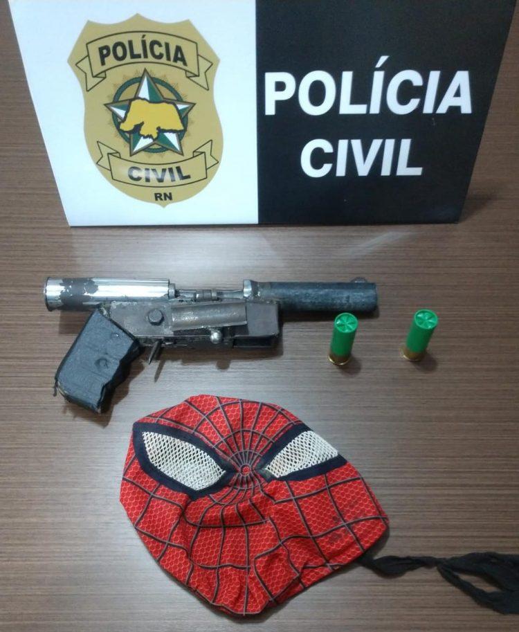 Com máscara do Homem-Aranha e arma caseira, suspeito de assalto é surrado em Macaíba