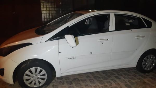 Criminosos atiram em carro que estava estacionado em frente a casa na Grande Natal