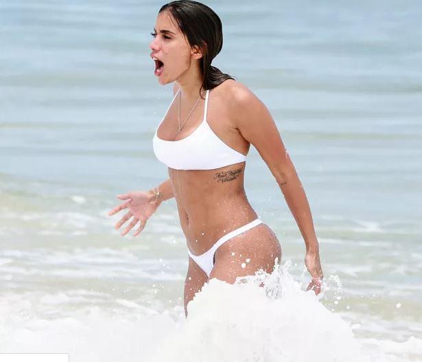 De biquíni fio-dental, Anitta aprova flagras de paparazzo: 