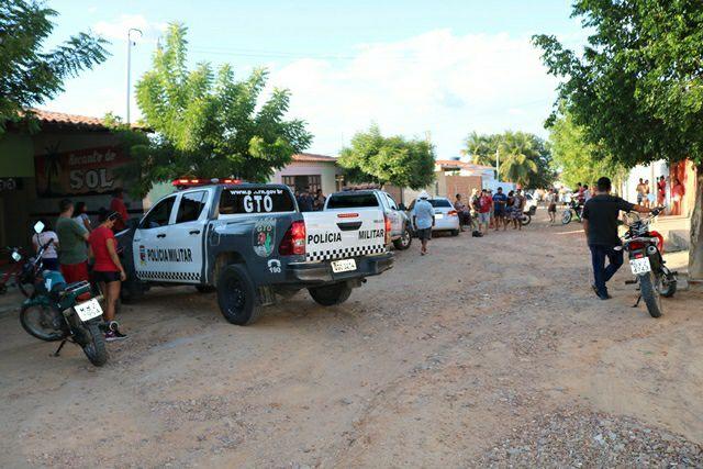Dois homens são mortos a tiros dentro de casa em Caraúbas; pai é baleado