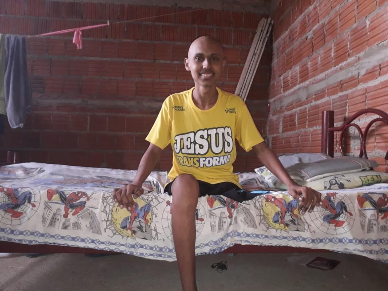 Estudante que fez provas no hospital durante tratamento de câncer é aprovado no Enem: 'vou ser engenheiro'