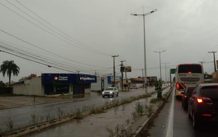 Fortaleza amanhece com chuva no primeiro dia útil de 2020