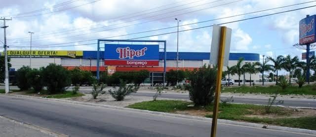 Hiper da Roberto Freire fecha as portas em fevereiro; população aproveita queima de estoque