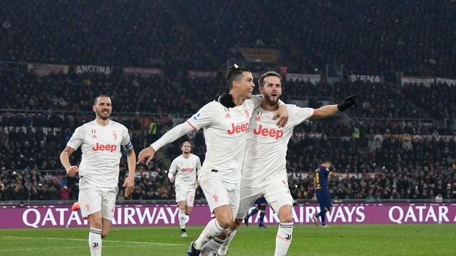 Juventus vence a Roma fora de casa e assume a liderança isolada do Italiano