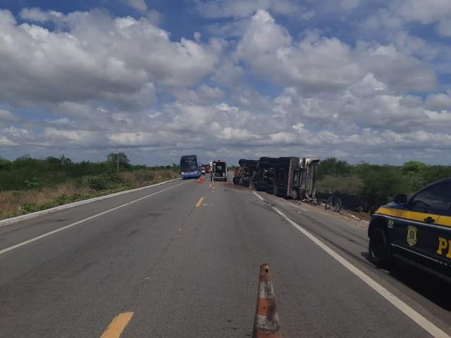 Motorista é fechado e tomba caminhão na BR-304 em Mossoró, diz PRF