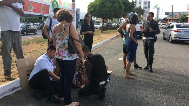 Mulher é atropelada e quebra clavícula e braço na Avenida Roberto Freire em Natal; trânsito fica lento no local