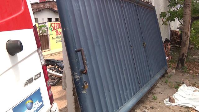 Mulher morre após portão cair em cima dela na Paraiba