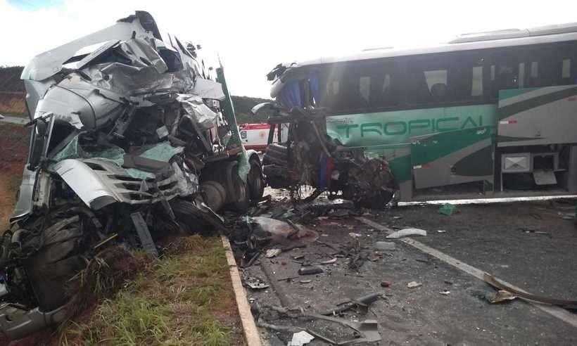 Ônibus de passageiros que saiu de cidade da PB se envolve em grave acidente