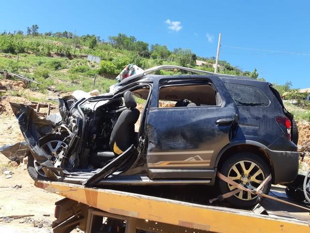 Quatro pessoas da mesma família morrem após carro bater contra caminhão na BR-116, em Itaobim