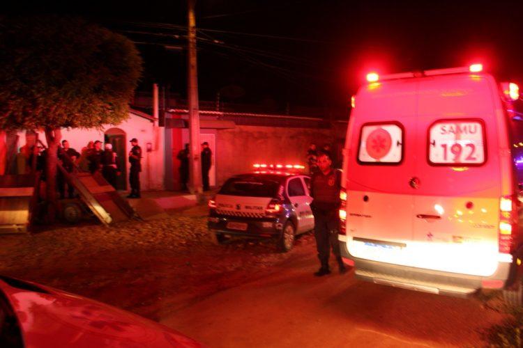 Adolescente é morto a tiros dentro de casa em Mossoró; Pai, mãe e irmã são feridos