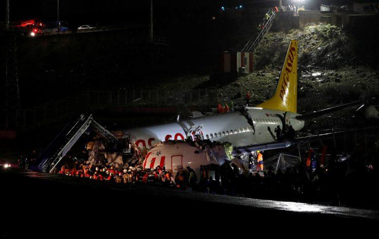 Avião sai de pista e se parte em três pedaços; passageiros ficaram feridos