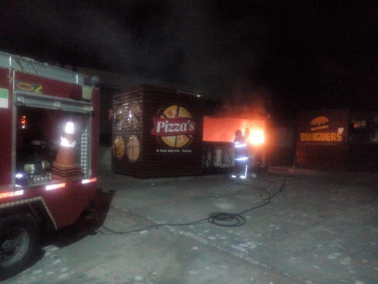 Bombeiros apagam incêndio em trailer de lanches em Parnamirim.