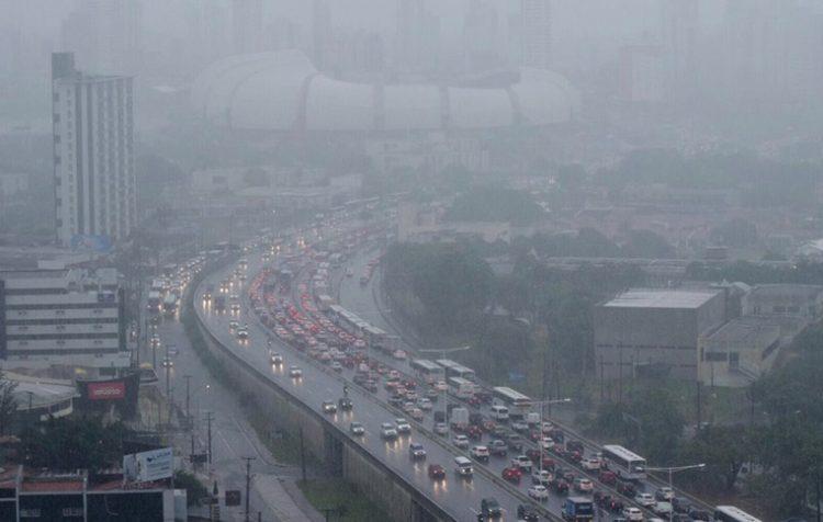 Chuvas causam pane em semáforos de Natal e deixam trânsito congestionado