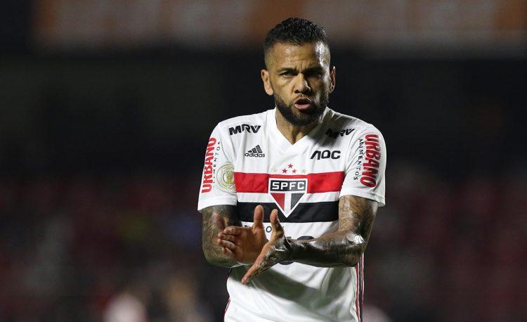 Daniel Alves tem o carro roubado de dentro de estacionamento em SP