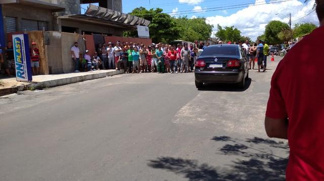 Homem é morto a tiros dentro de carro em Mossoró