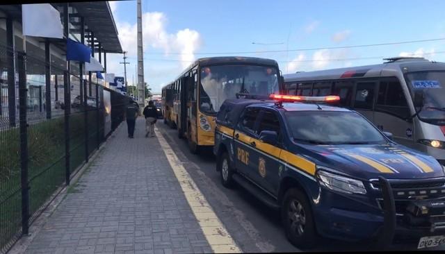 Na volta às aulas, PRF fiscaliza ônibus escolares em Natal