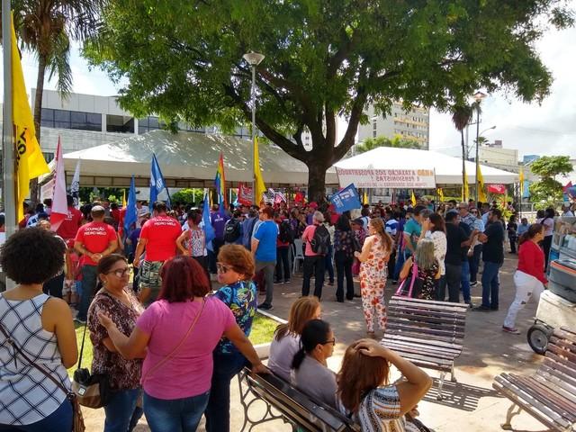 Servidores do RN protestam contra reforma da previdência e paralisam atividades