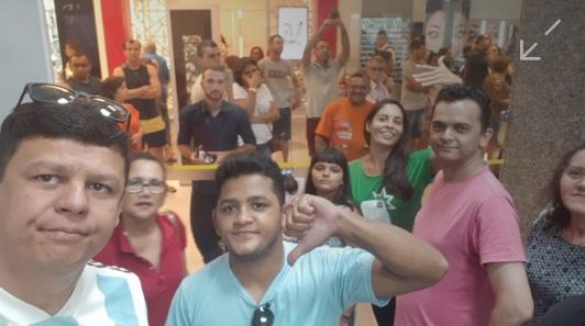 Clientes ficam presos dentro de banco por quase uma hora