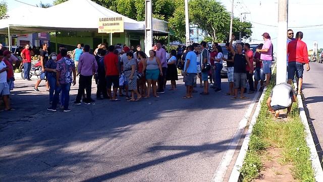 Feirantes fazem protesto e fecham avenida contra restrições na quarentena do coronavírus em Natal