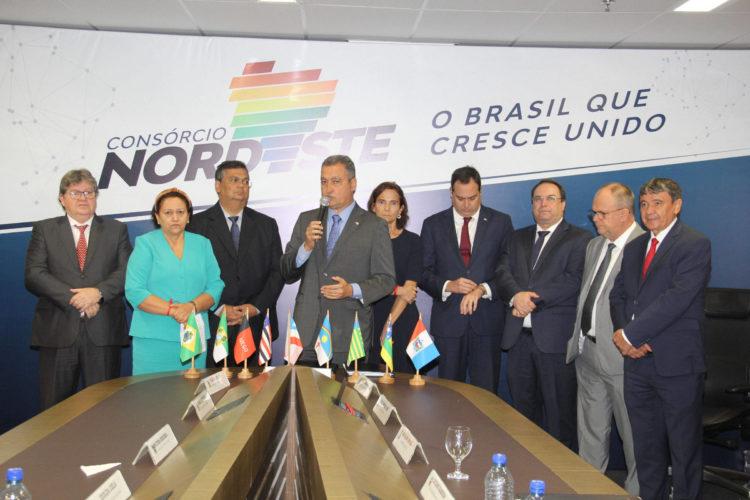 Governadores do Nordeste repudiam Bolsonaro e anunciam plano de crise contra o coronavírus