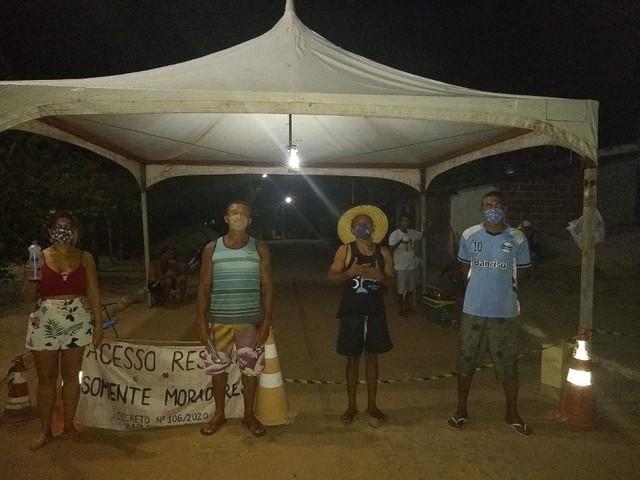 Por medo do coronavírus, moradores da praia de Sagi fecham a entrada da comunidade por conta própria