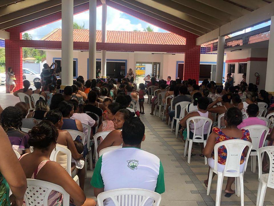 REPRESENTANTES DO PODER PÚBLICO E PAIS DE ALUNOS SE REÚNEM ACERCA DA CRECHE DIVINA PROVIDÊNCIA EM AREZ