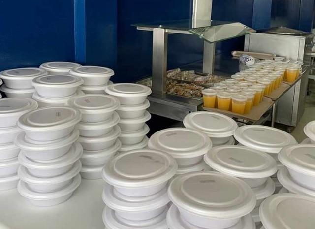 Restaurantes populares do RN servem refeições gratuitas para moradores de rua durante pandemia de coronavírus