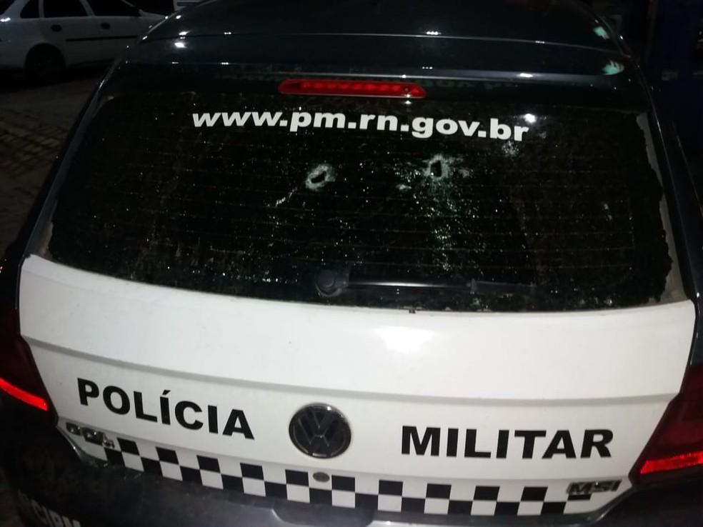 Tenente-coronel da PM é baleado e tem arma roubada por quatro criminosos na Zona Norte de Natal