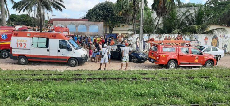 Trem colide com carro e três pessoas ficam ferida na Zona Leste de Natal;