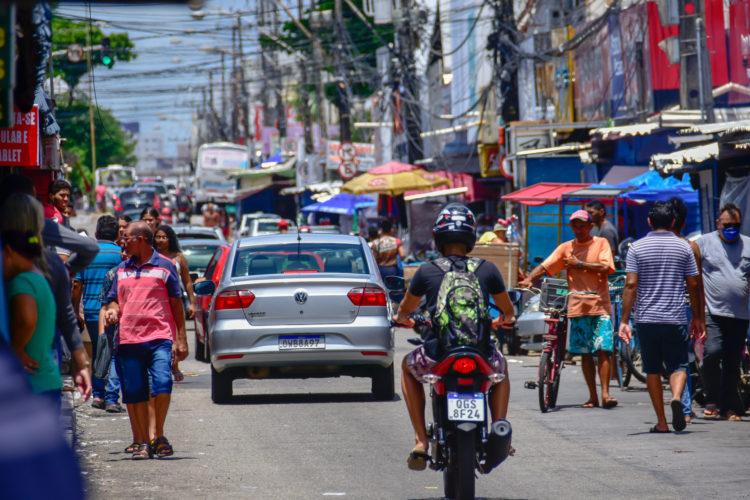 Apesar de recomendação ao isolamento social, Alecrim permanece superlotado; VEJA FOTOS