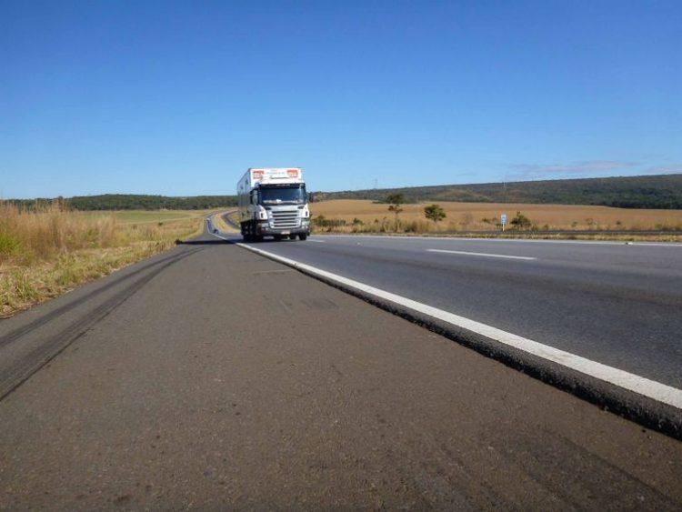 Aplicativo mostra a caminhoneiros onde comer e abastecer