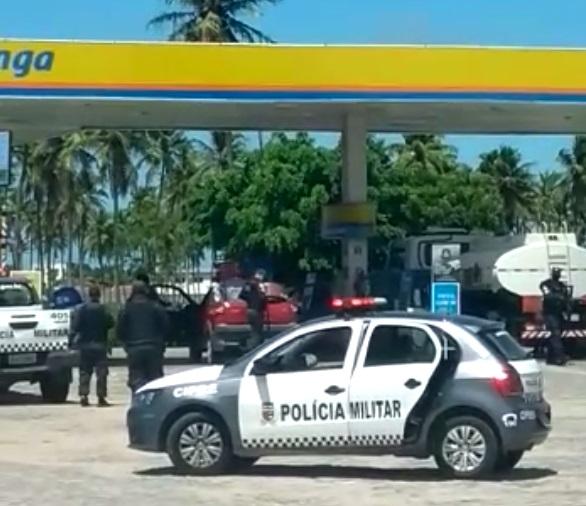 Dois bandidos morrem e dois PMs ficam feridos em troca de tiros durante assalto em Natal
