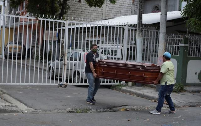 Equador retira 150 corpos de casas em Guayaquil em meio ao caos da Covid-19