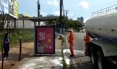 Equipes da Urbana higienizam paradas de ônibus em Natal;