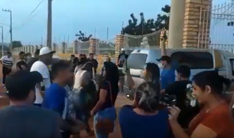 Homens atiram durante cortejo em cemitério de Mossoró;