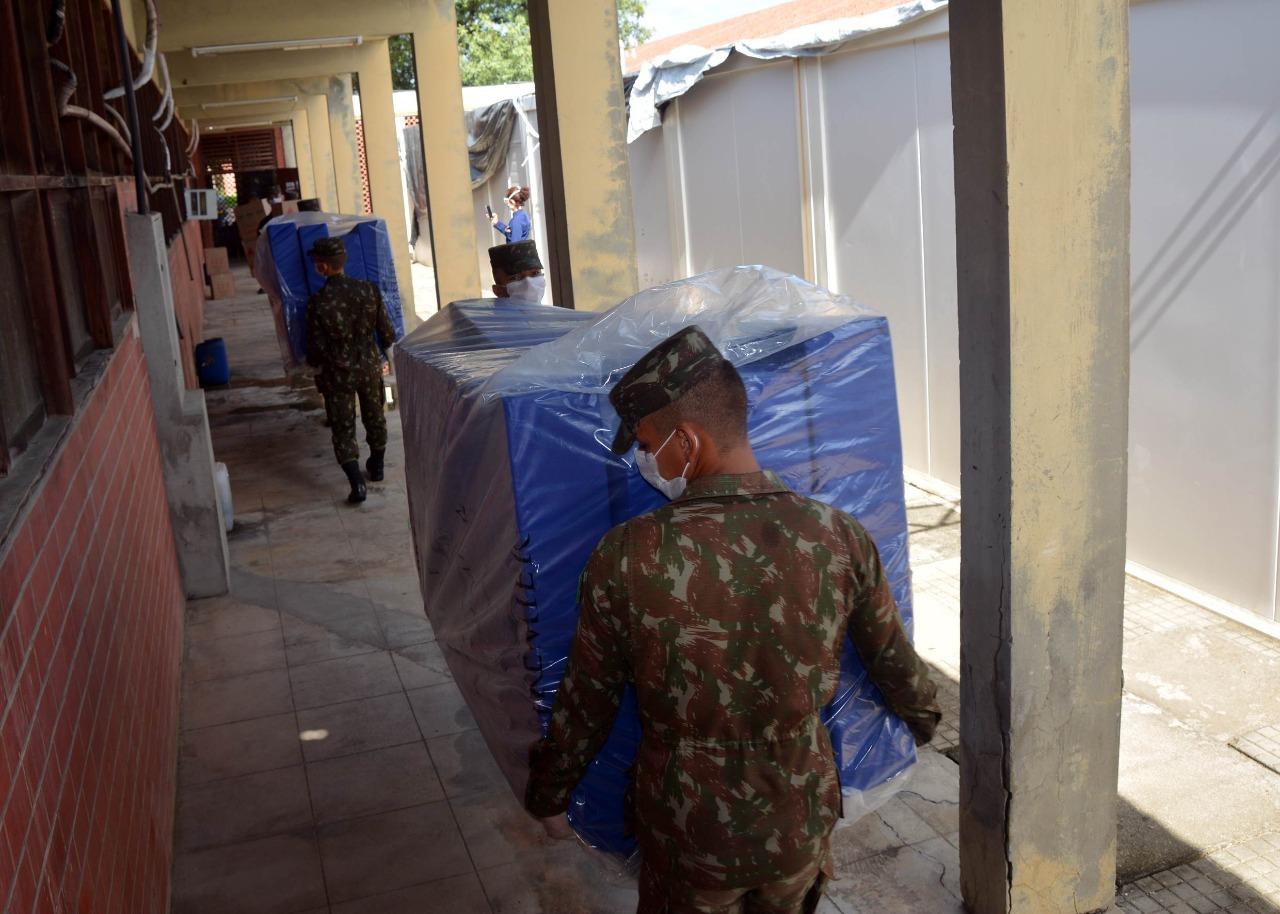 Militares realizam montagem de leitos no Hospital Regional do Seridó