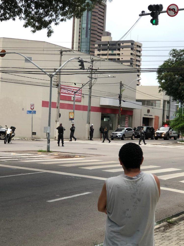 momento da prisão de assaltantes nas Americanas, em Natal