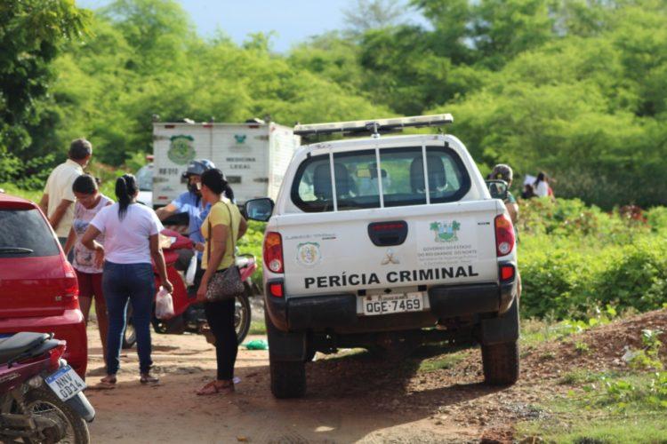 Motorista de aplicativo é encontrado morto a tiros dentro de lagoa