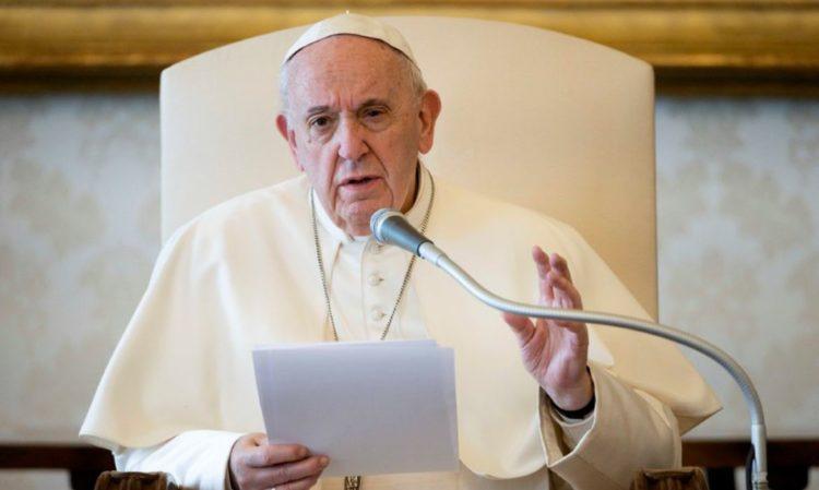 Papa pede respeito por medidas para a saída do confinamento