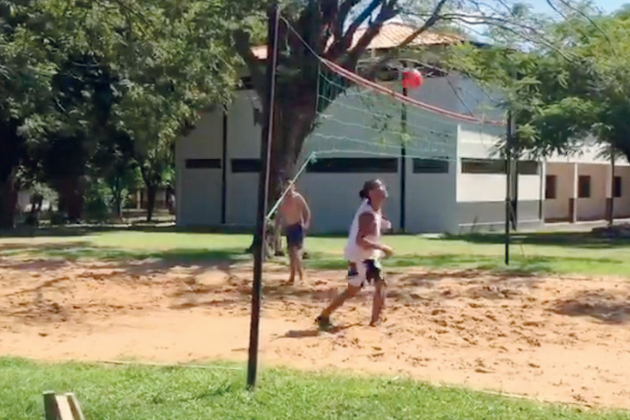 Preso há um mês, Ronaldinho Gaúcho usa futevôlei como passatempo no Paraguai