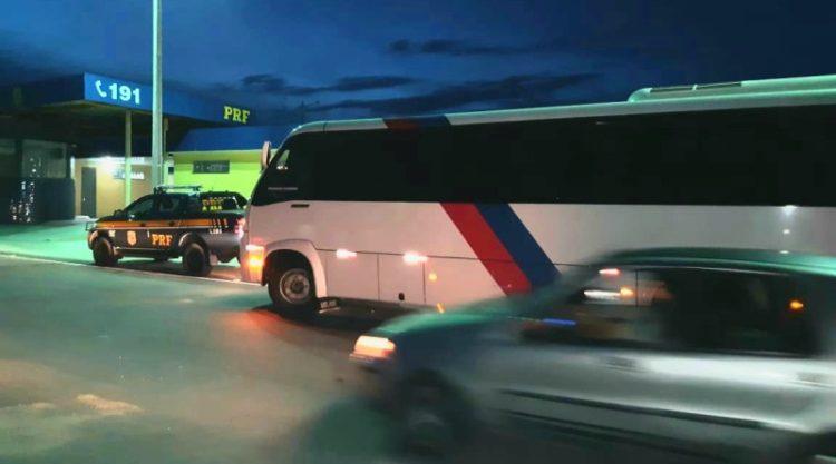 PRF/RN detém motoristas de ônibus intermunicipais por superlotação