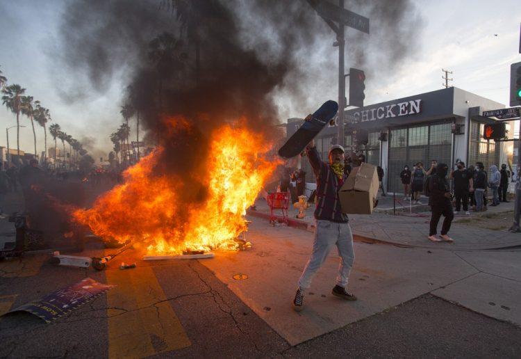 5ª noite de protestos nos EUA tem nova morte e desobediência a toque de recolher
