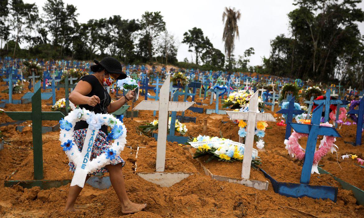 Artistas e jornalistas lançam site para homenagear mortos por covid-19