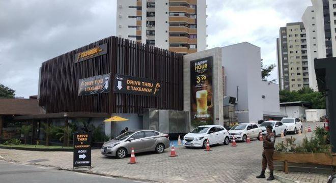 Bares e restaurantes demitem 1 milhão e fecham 20% dos negócios