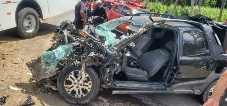 Bombeiros resgatam mulher presa a ferragens após batida de carro com ônibus