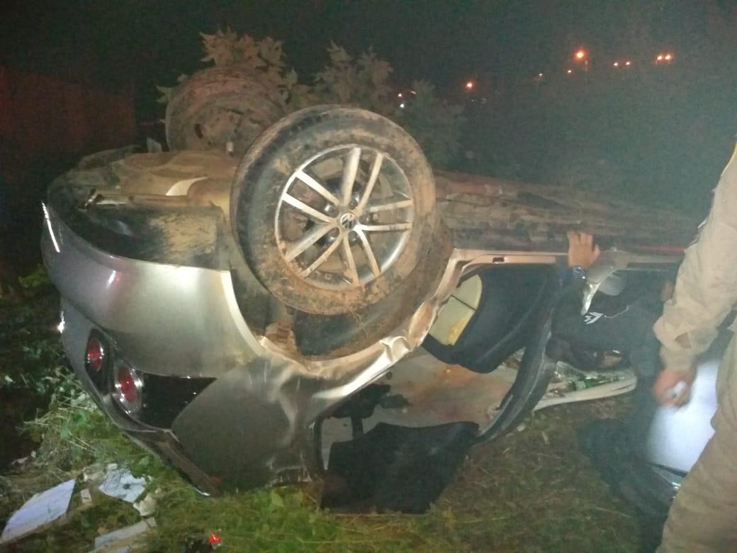 Carro capota e homem fica preso às ferragens