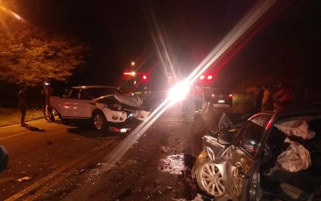 Carros batem de frente e duas pessoas ficam feridas na Zona Norte de Natal