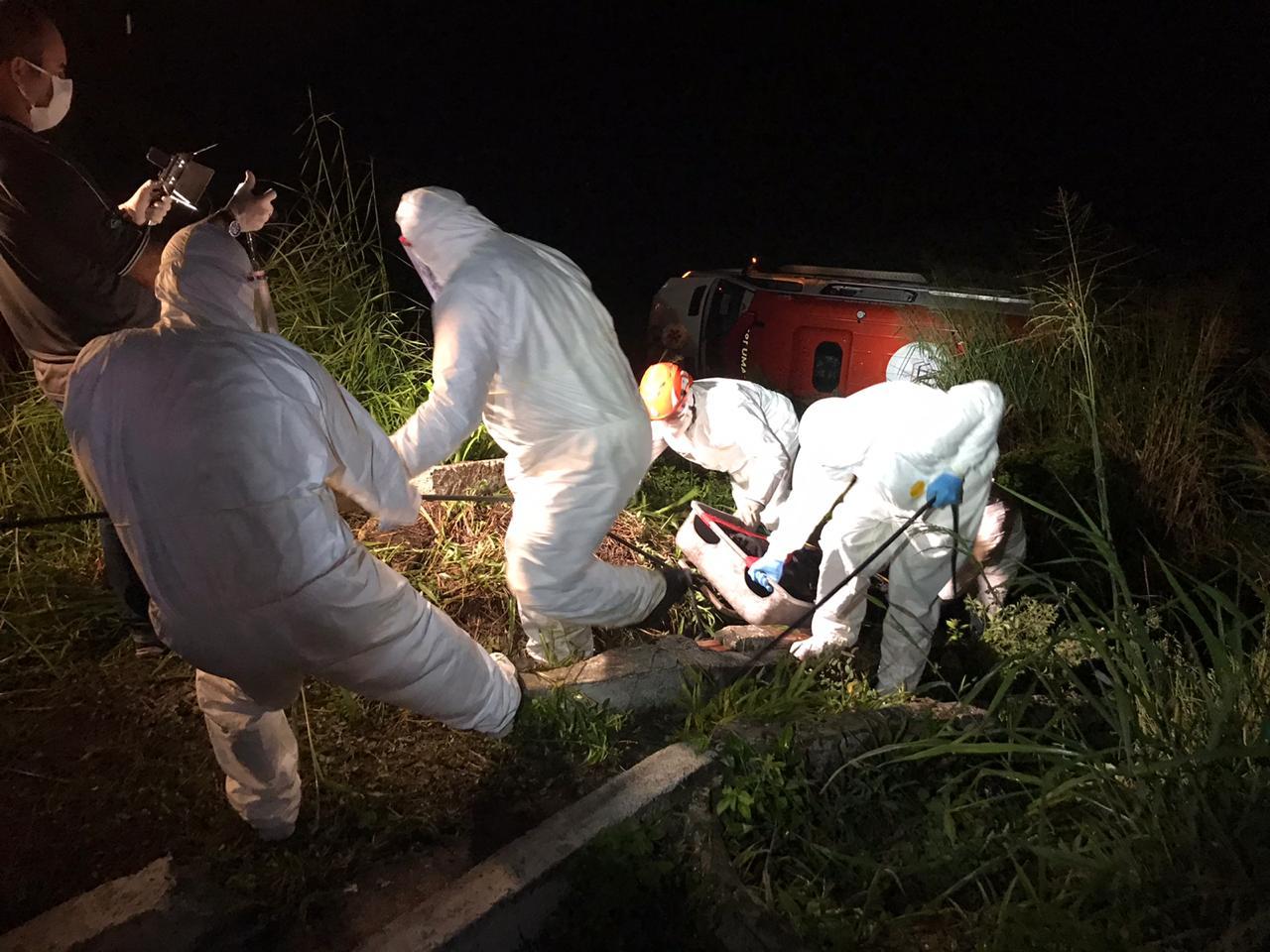 Condutor de ambulância do Samu perde controle, veículo capota e deixa enfermeiro e idosa com suspeita de Covid mortos na Paraíba