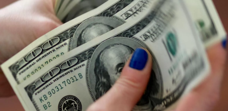 Dólar dispara, bate novo recorde e fecha em alta de R$ 5,70