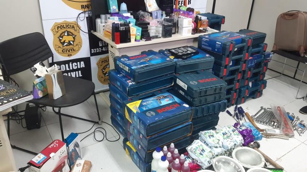 Homem que vendia máquinas, ferramentas, eletrônicos e perfumes roubados na internet é preso no RN